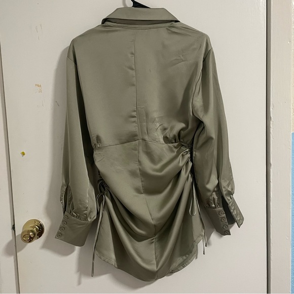 High-Class Ruched Button-Front Shift Dress - Picture 4 of 8